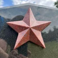 Красная звёздочка на гранитной плите в Исилькуле (518416)